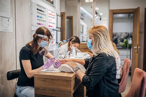 5 Tips For Choosing The Best Nail Salon On University Dr