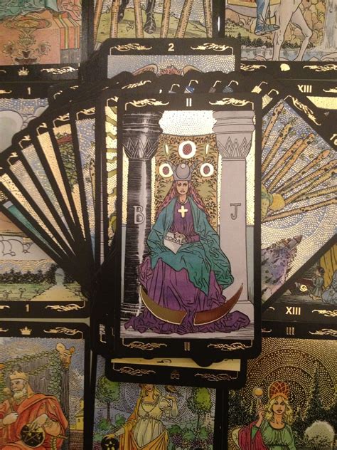 5 Ways Golden Universal Tarot Inspires Deeper Reflection