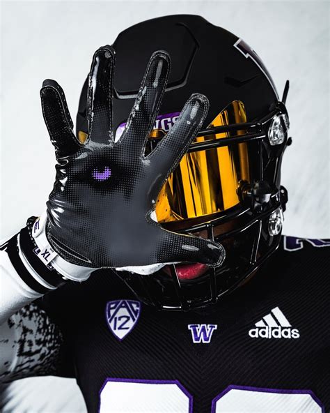 7 Tips For Choosing University Of Washington Football Gloves