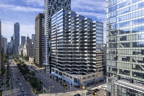 Exploring 352 University Avenue: Torontos Vibrant Hub